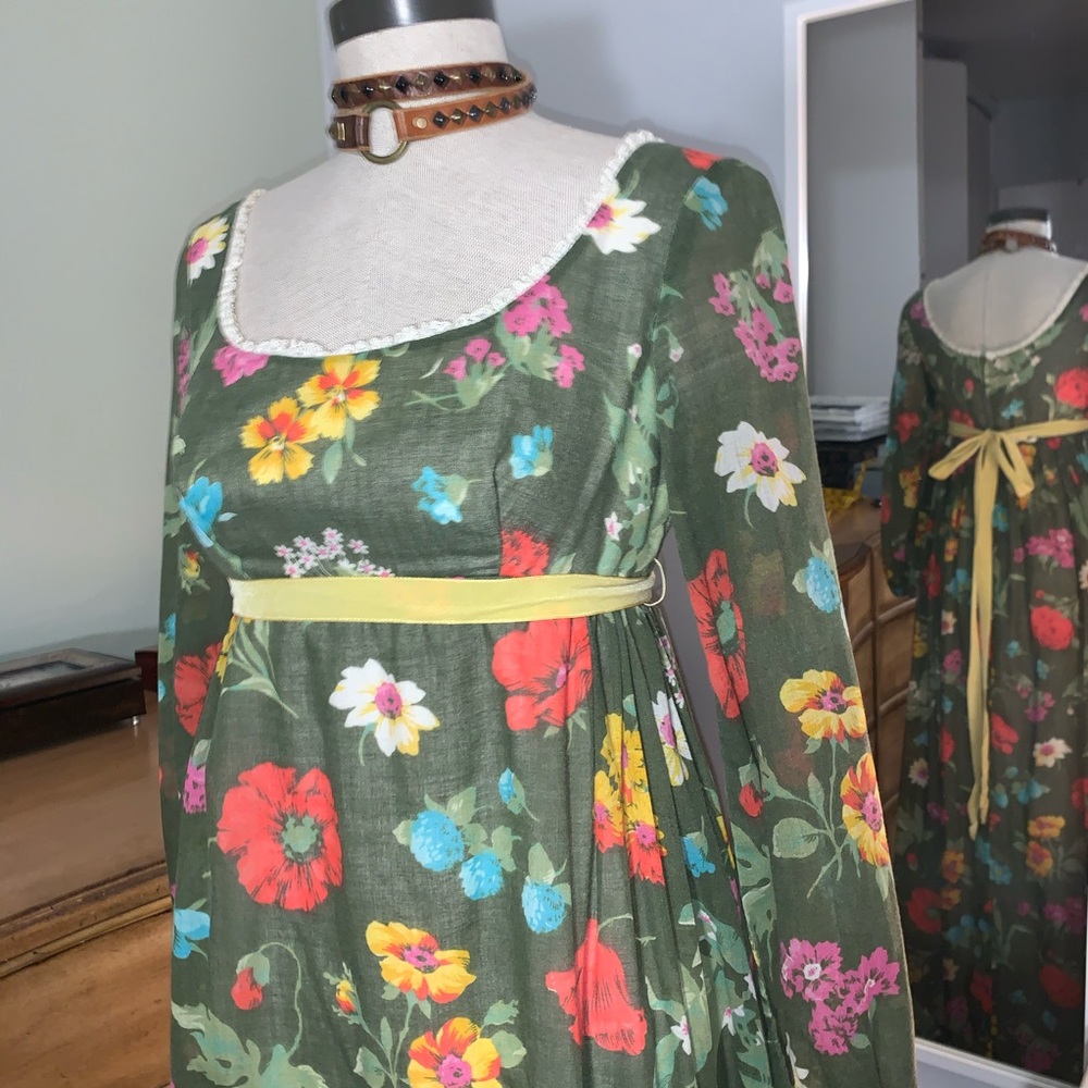 Beautiful Vintage Floral Maxi Dress!